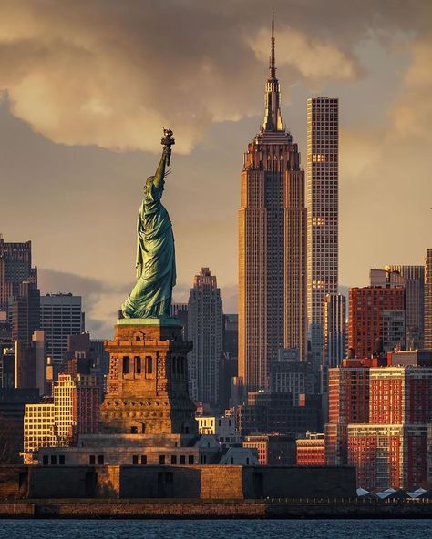 Empire State Building’s Instagram profile post: “Standing strong through it all. ⠀⠀⠀⠀⠀⠀⠀⠀⠀ 📷: @kirit143 #EmpireStateBuilding ➡️ Follow @empirestatebldg for more #NYC photos! ⬅️” Patung Liberty, New York Theme, New York Wallpaper, Los Angeles Travel, York Wallpaper, The Statue Of Liberty, New York City Travel, Dream City, Nova York