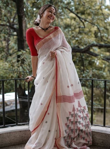 20 Best Durga Puja Outfits And Tips On How To Style Them Saree Look Bengali, Bangoli Saree Traditional Look, Bengali Saree Photoshoot, Bengali Saree Traditional, Amrapali Sarees, Puja Outfits, Bengali Saree Look, Amrapali Boutique, Red And White Saree