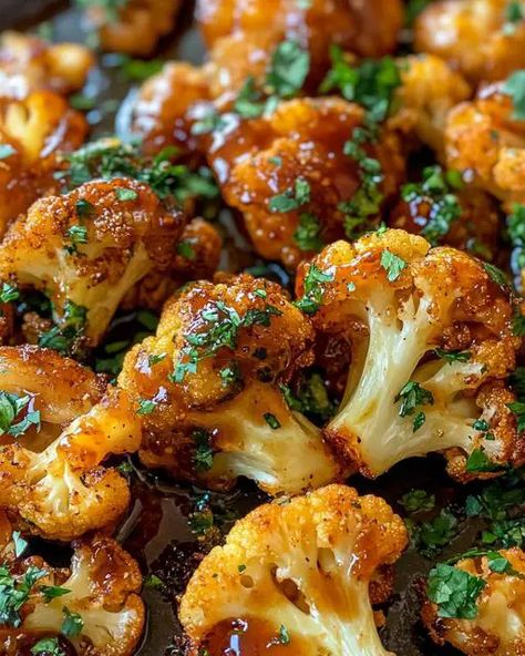 Maple Sriracha Roasted Cauliflower Siracha Recipes, Maple Sriracha, Spicy Roasted Cauliflower, Roasted Veggie Salad, Winter Appetizers, Sweet Potato Side Dish, Autumn Recipes Vegetarian, Fall Veggies, Autumn Side Dishes