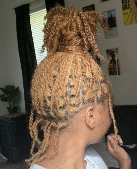 Honey Blonde Starter Locs Black Women, Blonde Starter Locs, Starter Locs Black Women, Blonde Instagram, Loc Hairstyles, Short Locs Hairstyles, Faux Locs Hairstyles, Starter Locs, Dreadlock Styles