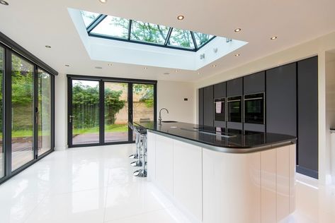 Kitchen extension framed with Bi-folding Doors Bifold Doors Kitchen, Style Kitchen Counter, Bi Folding Doors Kitchen, Orangery Extension Kitchen, Kitchen Extension Ideas, Living Room India, Kitchen Orangery, Bi Fold Doors, Kitchen Cozy