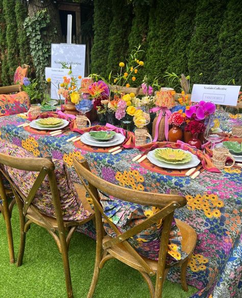 A table so striking that once you see it, you can't un-see it. 😍😍 Never getting over this one by @tabledesires. Featuring tablecloth in Pre Fleuri and napkins and round placemats in Blumen Orange. #swd #tablesetting #dinnerparty #maximalism Round Placemats, Getting Over, Maximalism, Get Over It, See It, Dinner Party, A Table, Placemats, Table Cloth