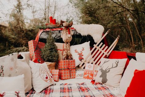 Décor de Noël pour séance photo dans pick-up créé par L'atelier d'un Souhait - Christmas session ©Aurore D. photographie Pick Up Truck Christmas Pictures, Western Christmas Pictures Family, Western Christmas Photoshoot, Outdoor Christmas Photos, Diy Christmas Photoshoot, Christmas Tree Farm Photo Shoot, Christmas Mini Shoot, Clothes Detergent, Christmas Tree Farm Photos