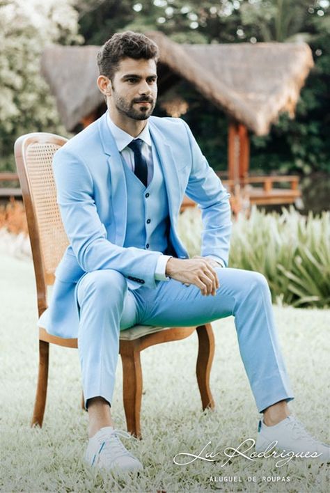 Aluguel de traje de noivo/masculino | Traje Milan Romeo Azul Céu | Disponível nas cores preto, cinza escuro, cinza claro e azul | Informações pelo Whatsapp: (21) 98293-0021 Groom And Groomsmen Outfits, Marriage Suits, Sky Blue Suit, Designer Tuxedo, Blue Suit Men, Groomsmen Outfits, Sherwani For Men, Blue Tuxedos, Wedding Suits Groom