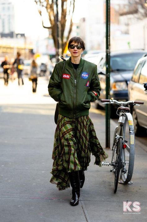 Rainy Day Outfit Street Style, Street Fashion Inspiration, Berlin Fashion Street, Cozy Winter Fashion, Berlin Street, Top Street Style, Fashion Week Outfit, New York Street Style, Spring Outfit Ideas