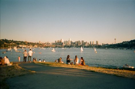 Vintage Seattle Photos, 90s Seattle Aesthetic, 90s Seattle Grunge Aesthetic, Seattle Aesthetic Summer, Seattle Summer Aesthetic, Pharmacy Motivation, Uw Seattle, Seattle Aesthetic, Seattle Summer