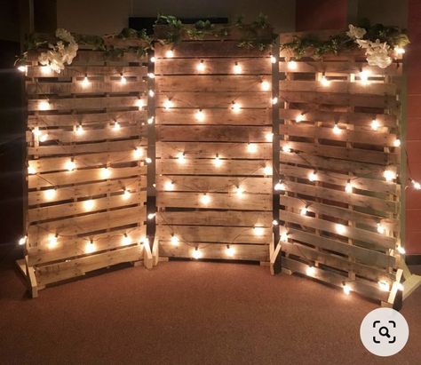 Pallet Background, Ideas With Pallets, Bachelor Pad Decor, Pallet Backdrop, Bühnen Design, Bridal Backdrops, Fest Temaer, Rustic Wedding Backdrops, Pallet Wedding