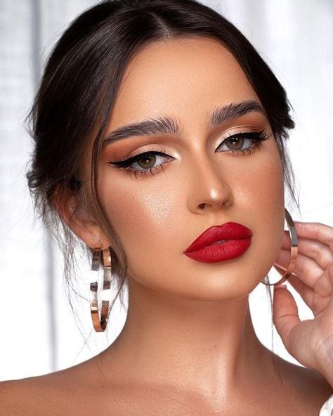 Makeup Matching Red Dress, Make Up Looks Red Lipstick, Eye Look With Red Lipstick, Eyeshadow Look For Red Lips, Make Up Ideas For Red Outfit, Party Makeup Red Lips, Red Lip And Eyeliner Makeup Look, Make Up Ideas Red Lipstick, Red Lipstick Makeup Brown Skin