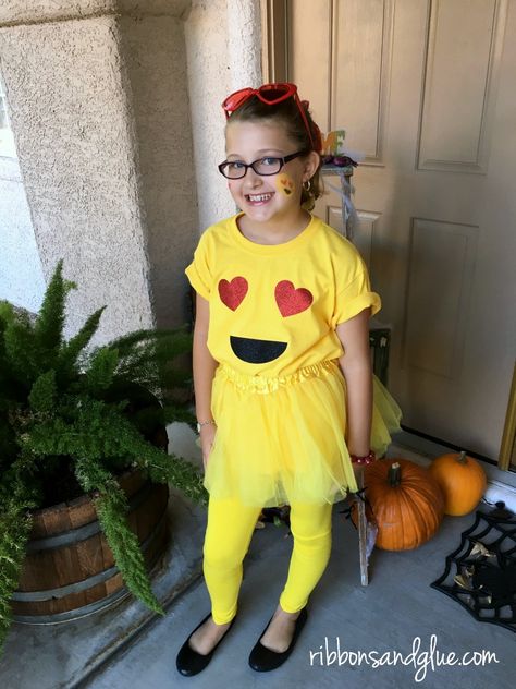 Easy Emoji Halloween Costume. DIY Emoji shirt made with heat transfer vinyl Emoji Group Costumes, Diy Emoji Crafts, Costumized Emojis, Emoji Costume Diy, Quick Costume Ideas, Costume Diy Kids, Emoji Shirts For Halloween, Emoji Halloween Costume, Halloween Costumes Last Minute