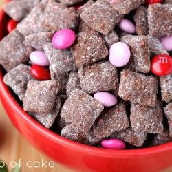 Chocolate Strawberry Puppy Chow Puppy Chow Chex Mix Recipe, Chex Mix Puppy Chow, Puppy Chow Recipes, Strawberry Cake Mix, Chex Mix Recipes, Muddy Buddies, Snack Mix Recipes, Mix Recipes, Puppy Chow