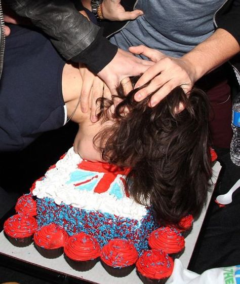 Hazza getting his face shoved in a cake... I would totally eat that cake afterwards.... And then be all like, Can I like your face? I'm such a creeper :3 One Direction <3 Harry Styles 2011, Harry Styles Birthday, Five Guys, Harry Styles Pictures, One Direction Pictures, King Of My Heart, I Love One Direction, Harry Edward Styles, Edward Styles