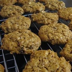 This recipe for soft oatmeal cookies creates a moist and flavorful dessert that will make everyone's day a little bit better. Amish Oatmeal, Amish Cookies, Lace Cookies Recipe, Yummy Oatmeal, Soft Oatmeal Cookies, Pennsylvania Dutch Recipes, Mennonite Recipes, Lace Cookies, Cinnamon Oatmeal