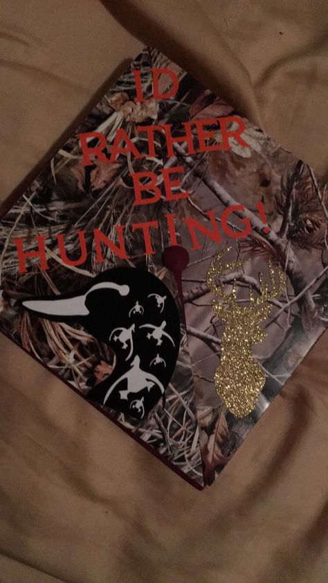 I'd rather be hunting graduation cap Hunting Graduation Cap, Duck Graduation Cap, Fishing Graduation Cap Ideas, Hunting Graduation Pictures, Hunting Themed Graduation Party Ideas, Country Graduation Cap Designs, Country Grad Cap Ideas, Country Graduation Party Ideas, Hunting Graduation Party Ideas