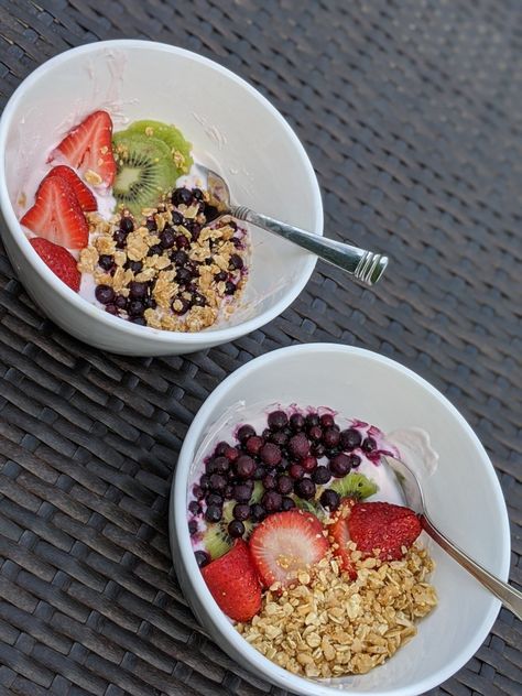 Clean Food Crush Chocolate Yogurt Parfaits, Health Yogurt Parfait, Yougart Parfait Bowl, Yogurt Cereal Bowl, Homemade Yogurt Parfait Granola, Yogurt Parfait, School Lunch, Acai Bowl, Yogurt