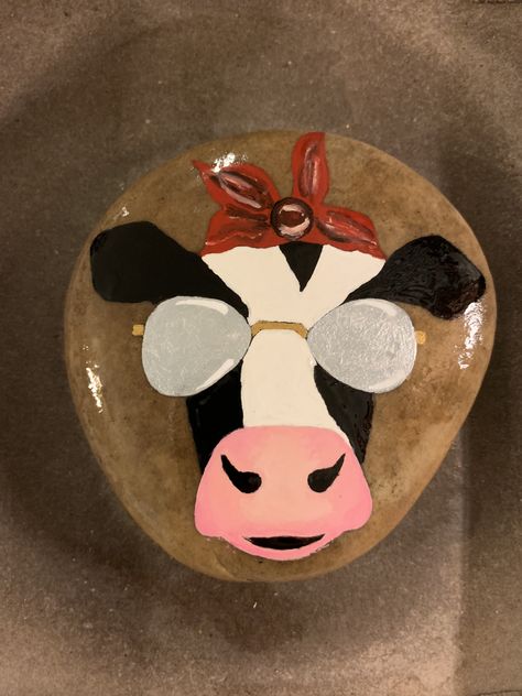 Painted cow rock Farm Animal Rock Painting, Cow Rock Painting Ideas, Cow Painted Rocks Ideas, Western Rock Painting Ideas, Cow Painted Rock, Cow Rock Painting, School Age Crafts, Painted Garden Rocks, Cow Art Print