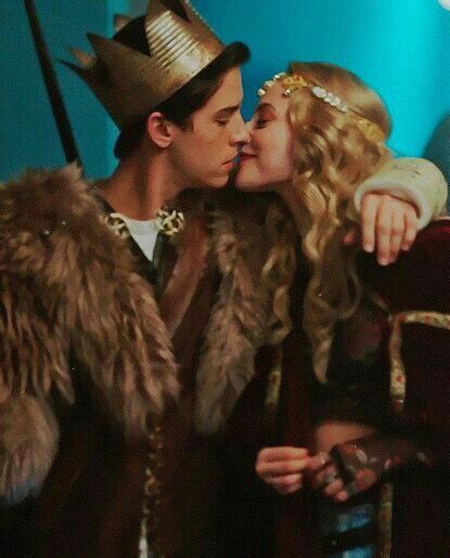 Riverdale Netflix, Riverdale Poster, Riverdale Betty And Jughead, Lili Reinhart And Cole Sprouse, Cole Spouse, Cole Sprouse Jughead, Cole M Sprouse, Riverdale Betty, Riverdale Characters