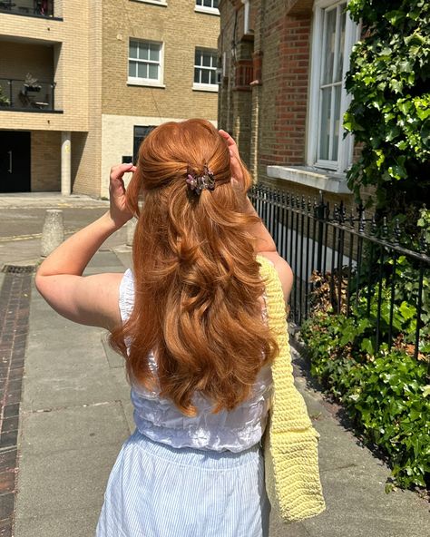 A bit of hair and makeup inspo from my recent camera roll 💗 Hair styles, hair ideas, makeup inspo, summer hair, summer makeup Ginger Hair Red Outfit, Red Hair Outfit Ideas, Hairstyles Ginger Hair, Ginger Hair Styles, Summer Red Hair, Ginger Hairstyles, Uni Motivation, Pretty Redheads, Ginger Hair Girl