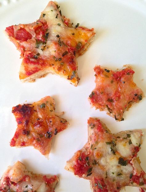 Cut pizza into fun star shapes, great for any day of the week. Space Party Food, Star Pizza, Rockstar Party, Space Food, Star Birthday Party, Space Theme Party, Outer Space Party, Rock Star Party, Moon Party