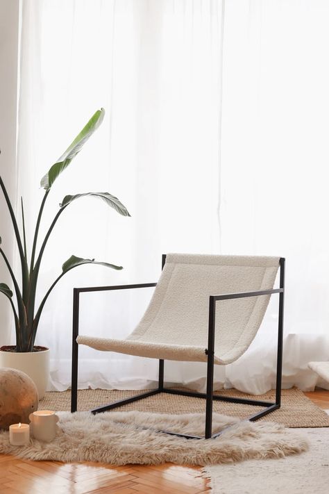 Midcentury Decoration, Scandinavian Accent Chair, Minimal Scandinavian, Minimalist Chair, Design Del Prodotto, Mid Century Decor, Minimalist Lifestyle, Minimalist Living, Minimalist Living Room