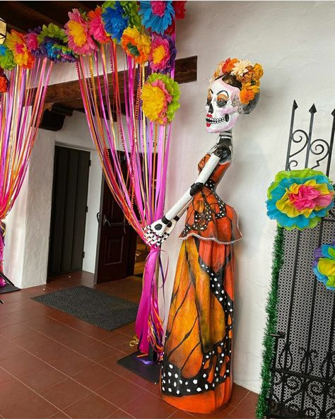 Halloween Door Decorations Classroom, Dia De Los Muertos Party Ideas, Dia De Los Muertos Decorations Ideas, Den Mrtvých, Day Of The Dead Party, Halloween Office, Outdoor Halloween Decorations, Mexican Party Theme, Fiesta Theme