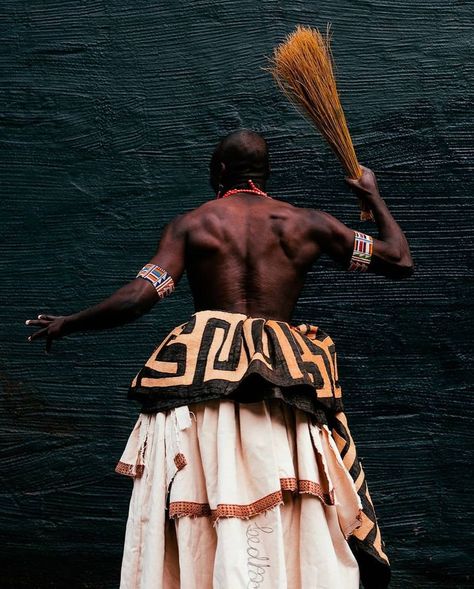 Nicole Rafiki (pictured in the last two frames), an interdisciplinary artist, integrates textiles such as Kuba cloth (shown in the photos above) into her work to delve into themes of remembrance, healing, and cultural analysis. Drawing from her Congolese heritage, she blends photography, beadwork, and textiles to challenge Western anthropological perspectives and address issues like forced migration and racialized perceptions. Her artworks, rich in symbolism and storytelling, reclaim traditi... Kenyan Aesthetic, African Culture Art, Congolese Culture, Afro Clothes, African Costume, Tribe Fashion, African Beadwork, Arte Do Hip Hop, Africa Art Design