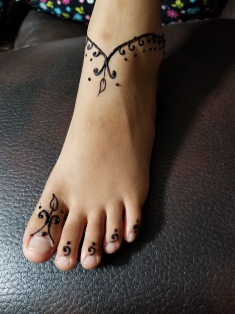 Fairy Henna Designs, Foot Henna Simple, Henna Feet Designs Simple, Henna Designs Feet Easy, Foot Henna Designs Simple Easy, Feet Henna Designs Simple, Foot Henna Designs, Simple Foot Henna, Henna Ankle