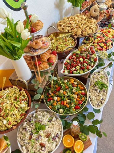 Wedding Salads Ideas Buffet, Wedding Cold Buffet, Wedding Buffet Aesthetic, Family Buffet Ideas, Brunch Buffet Tablescape, Outdoor Party Food Ideas, Buffet Tablescapes, Tapas Buffet, Xmas Brunch