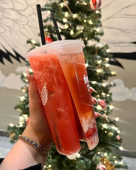 Chandra Blair on Instagram: "The blurry lights are a vibe 🎄🧋 #christmas #boba #drink #pretty #splitcup #watermelon #lychee #bobatea #bubbletea #yum #food #yummy #christmastree #houston #houstontx" Christmas Boba, Different Drinks, Blurry Lights, Boba Drink, Boba Tea, Bubble Tea, Houston Tx, Watermelon, Houston