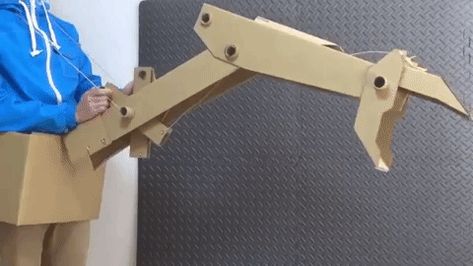 Guy Makes Oversized Novelty Weapons from Old Amazon Boxes «TwistedSifter Robotic Arm Diy, Amazon Boxes, Cardboard Creations, Big Robots, Amazon Box, Robotic Arm, Simple Craft, Diy Cardboard, Amazing Diy