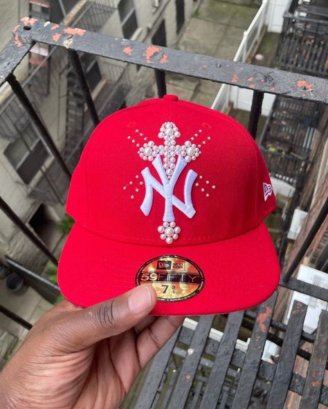 Custom Ny Hat, Customized Fitted Hats, Pearl Fitted Hat, Caps Aesthetic, Custom New Era Hats, Ny Hats, Ny Cap, Streetwear Caps, Ny Hat