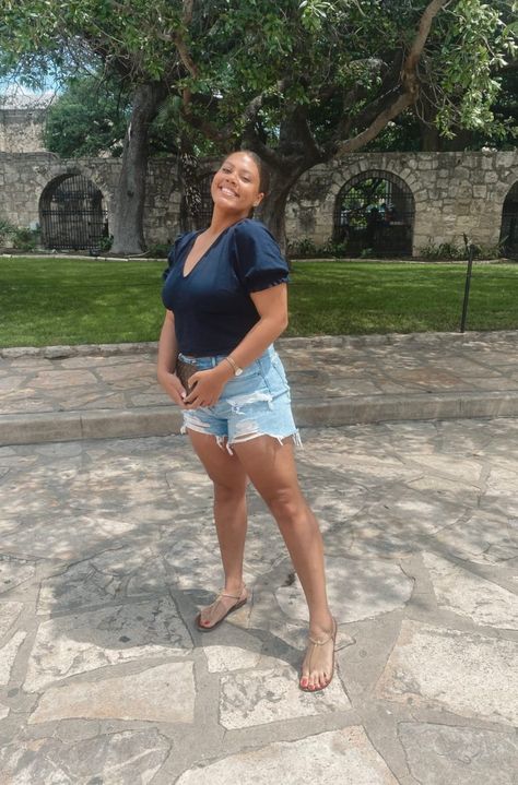 What I Wore in San Antonio, TX [Vacation Outfits] 🌵 San Antonio Outfits, San Antonio Texas Outfits, Adidas Belt Bag, What To Wear On Vacation, Meredith Blake, American Eagle Sandals, Casual Chic Outfits, Flag Outfit, Athletic Looks