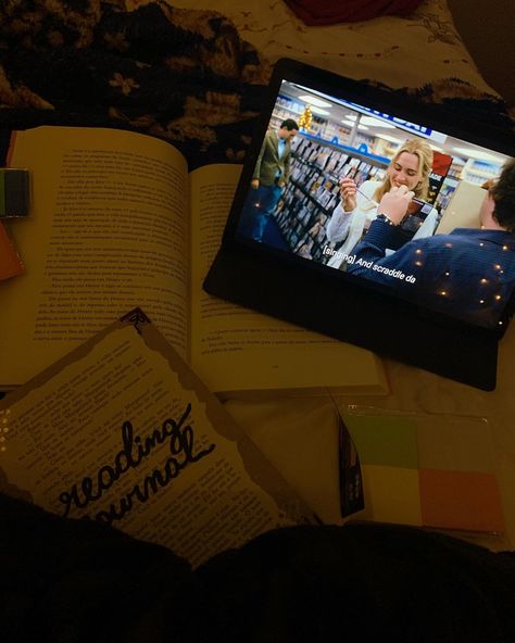 Aesthetic Reading, Bookstagram Inspiration, Night Book, Pics Inspo, Watching Tv, Cozy Space, Book Aesthetic, A Book, To Read