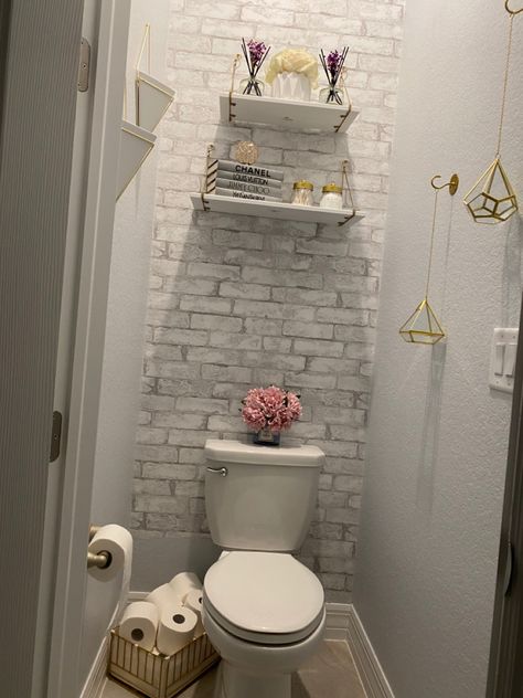 Under Stairs Bathroom Decor, Toilet Under Staircase, Small Bathroom Under Stairs, Small Glam Bathroom, Under Stairs Design Ideas, Under Stairs Design, Toilet Jongkok, Small Toilet Decor, Guess Bathroom