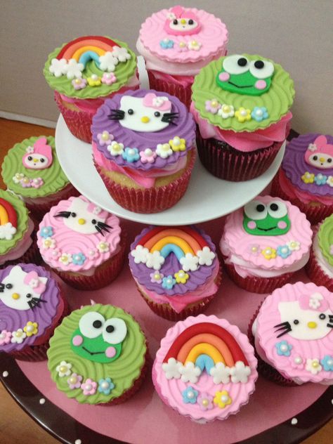 Hello Kitty And Friends Cupcakes, Y2k Cupcakes, Kawaii Cupcakes, Sanrio Cupcakes, Cupcakes Aesthetic, Hello Kitty Birthday Theme, Hello Kitty Theme Party, Homemade Recipe Books, Hello Kitty Birthday Cake