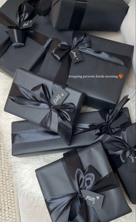 All Black Gift Wrapping, All Black Wrapped Gifts, Black Presents Wrapping Papers, Matte Black Gift Wrapping, Christmas Present Gift Wrapping Ideas, Wrapping Birthday Presents, Black Wrapping Paper Ideas Birthday, Home Christmas Gift Ideas, Black And White Christmas Presents