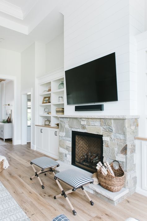 Coastal Farmhouse Living Room, Aesthetic Home Decor Ideas, Farmhouse Living Room Design, Styling Shelves, Shiplap Fireplace, Farmhouse Fireplace, Aesthetic Home Decor, Home Decor Ideas Living Room, Fireplace Remodel