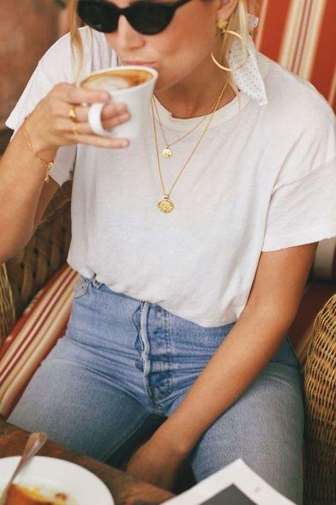 Spring Style Inspiration: White Blouses, Baskets + Outfits to Try - Seasons + Salt Casual Chique Stijl, Fashion Me Now, Style Parisienne, Denim Outfits, Paris Mode, Moda Jeans, Style Inspiration Spring, Casual Styles, Boyfriend Jean