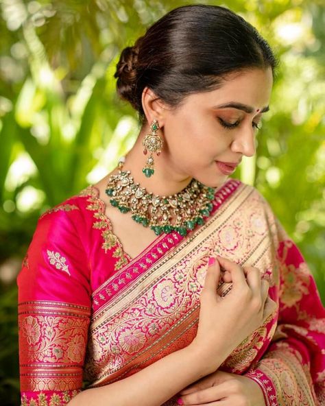 Aarti Ravi looks stunning in a pink benarasi saree! Aarti Ravi, Banarasi Saree Blouse, Pattu Saree Blouse Designs, New Saree Blouse Designs, Latest Model Blouse Designs, Wedding Saree Blouse Designs, Cutwork Blouse Designs, Silk Saree Blouse Designs, Saree Blouse Patterns