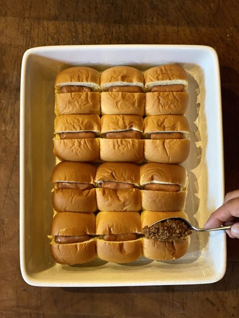 Chili Cheese Dog Tailgate Sliders - Lemony Thyme Chili Cheese Dog Sliders, Tailgate Sliders, Baked Chili, Hotdog Chili Recipe, Chili Bake, King Hawaiian Rolls, Slider Rolls, Hawaiian Roll, Chili Cheese Dogs