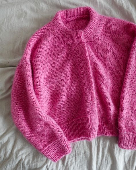 here’s a first look at the finished #majacardigan 🥹🌸💗 For our wardrobe it’s the perfect round neck cardigan staple & I‘m sure it will get worn so much once I decided on buttons - do you have any idea? I‘m really unsure wether I want dark or light colored buttons for this perfect pink we used both #ecopuno and #silkhair from @lanagrossa | Werbung, kindly gifted 🥰 #knit #knittingpattern #knitcardigan #pinkyarn #yarn #cardiganpattern #basicknit #knittingaddiction #knitting #pinkknit #mohair... Small Knit Projects, Pink Cardigan Outfits, Knitting Cardigan Pattern, Cardigan Pattern Knitting, Pink Crochet Cardigan, Cardigan Knit Pattern, Pink Cardigan Outfit, Pink Knit Cardigan, Colorful Cardigan