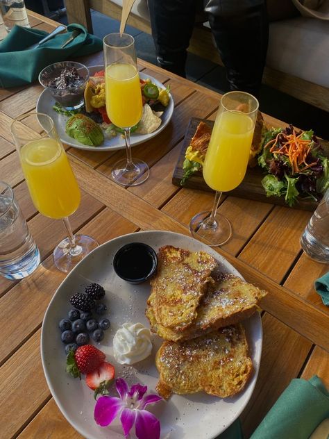 Brunch Mimosas Aesthetic, Summer Outfits Brunch, Brunch Aesthetic, Mimosa Brunch, Brunch Nyc, Bakery Goods, Ny Food, Brunch Club, Girls Brunch