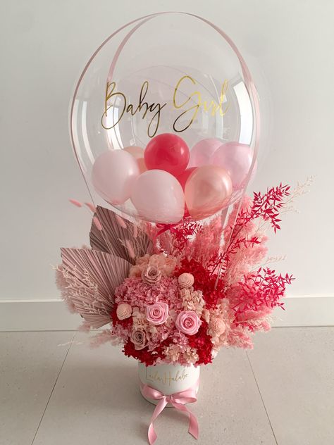 If you're looking for an arrangement they'll love and get to keep for a long time, the Everballoon is perfect. Our everlasting arrangements are made with a mix of preserved and silk flowers within a ceramic vase. You can customise the colours and writing on the balloon and vase. Size estimates:QT (70-75cmH)P (80-85cmH) Flowers For Birthday, Flowers And Balloons, Birthday Flowers Arrangements, Bobo Balloons, Flower Boquet, Birthday Roses, Baby Balloon, Box Roses, Balloon Flowers