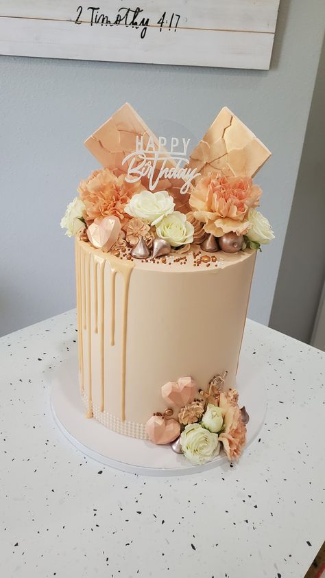 Peach Birthday Cake, Peach Birthday, Cake Classes, Cake Flower, Cupcake Flavors, Cupcake Designs, Desserts Menu, Farm Shop, Cake Tutorial