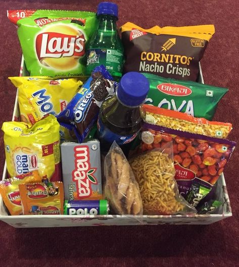 Snack Hampers Idea, Snacks Hamper Ideas, Breakfast Basket Gift Ideas, Snacks Gift Basket Ideas, Gift Hampers Packaging, Room Hampers, Campus Fits, Hamper Diy, Hampers Idea