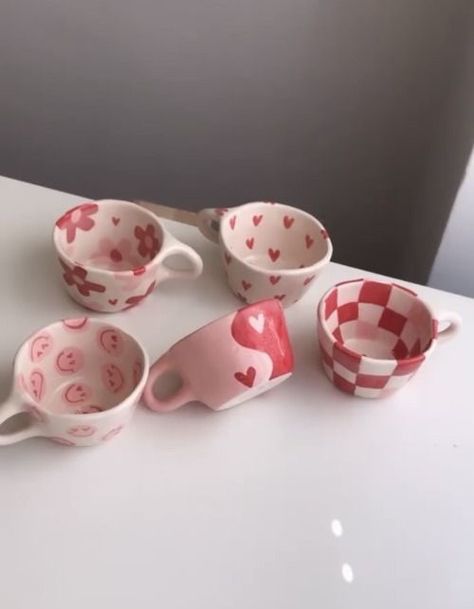 Diy Pottery Mug Painting, Painted Pottery Ideas Bowl, Color Me Mine Vase, Ceramic Art Diy, Ceramic Bowl Painting Ideas Aesthetic, Painting Pottery Ideas Mugs, Cute Pottery Painting Ideas Mugs, Paint Your Own Pottery Ideas Mug, Pottery Painting Mug Ideas