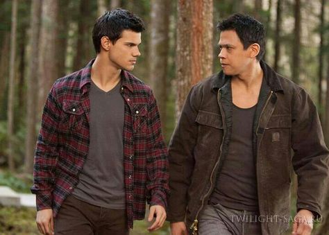 Jacob Black and Sam Uley Chaske Spencer, Twilight Wolf Pack, Twilight Jacob, Twilight Wolf, Billy Burke, Twilight Cast, Twilight Breaking Dawn, Breaking Dawn Part 2, Twilight Book