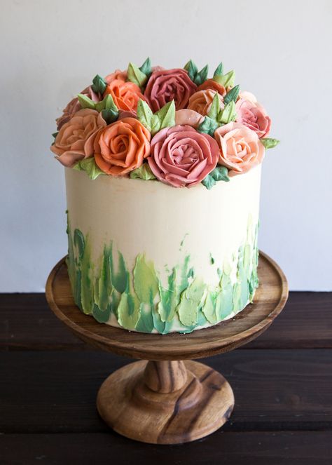 buttercream flower diy Cake With Leaves, Buttercream Leaves, Palette Knife Cake, Leaves Cake, Cannoli Cake, Torte Creative, Cake Celebration, Cake Style, Buttercream Roses