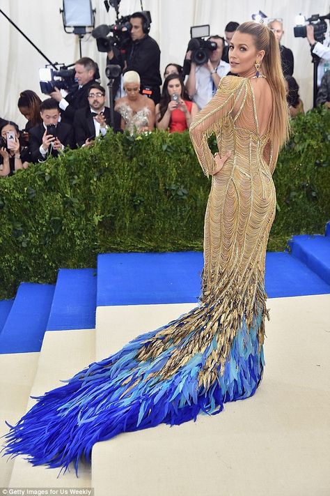 Va-va-voom: The California girl turned to show off her toned backside in the formfitting Versace gown Versace 2017, Blake Lively Met Gala, Lorraine Schwartz, Feather Gown, Versace Gown, Gala Looks, Met Gala Dresses, Gala Dress, 2017 Runway