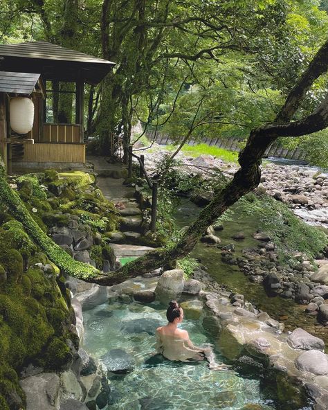 Kleiner Pool Design, Japanese Onsen, Japanese Hot Springs, Japan 2023, Natural Swimming Ponds, Outdoor Bathroom Design, Garden Pond Design, Japanese Stuff, Natural Homes