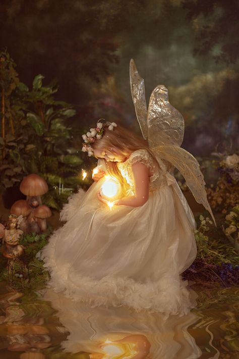 Fairy Photography, Fairy Photoshoot, Fairy Garden Birthday Party, Unicorn And Fairies, Fairies Photos, Angel Kids, Fairy Images, Fairy Garden Designs, Autumn Fairy